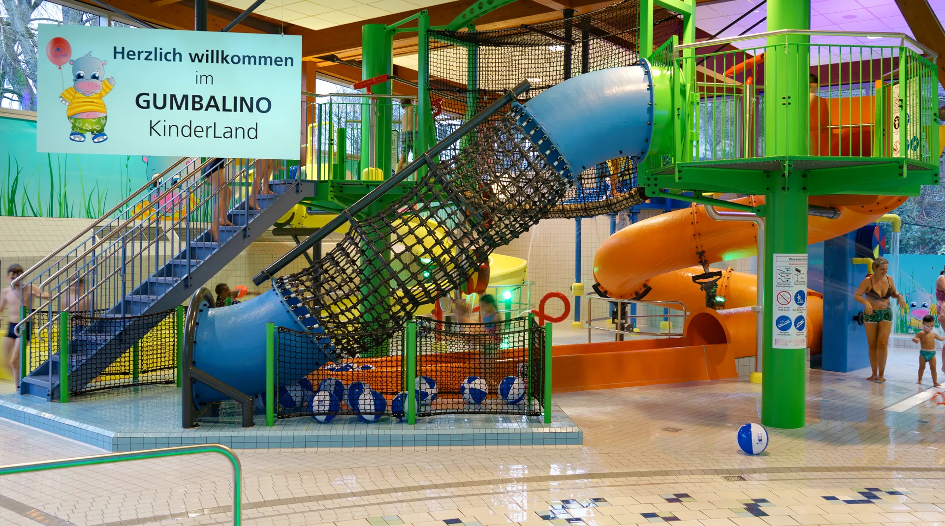 Bunter Rutschenbereich in einem Indoorspielplatz.