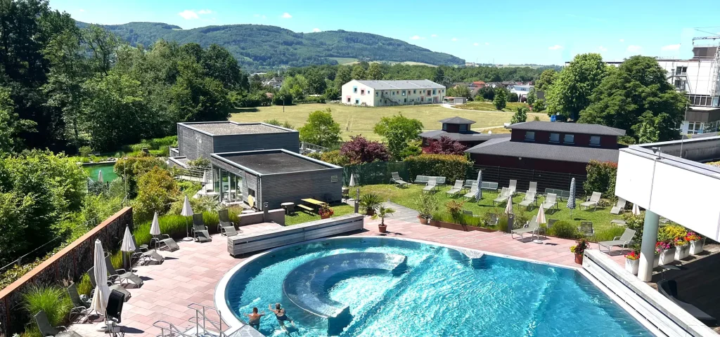 Aussenpool mit Saunen und Gebäuden